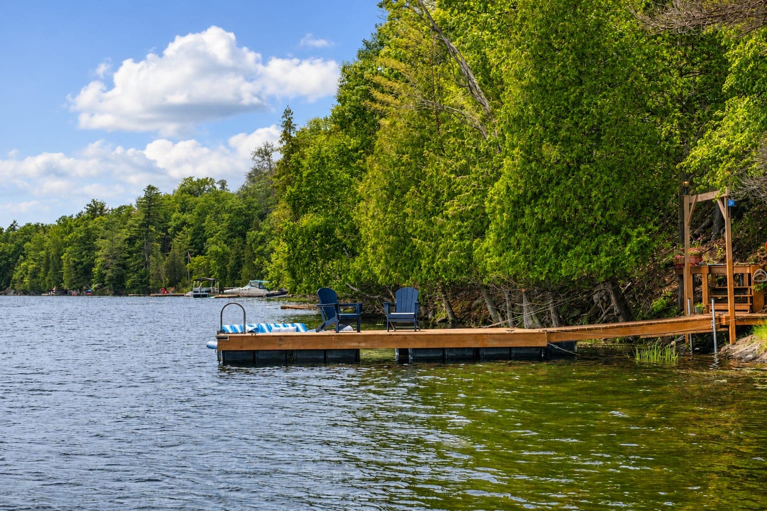 Outdoor cottage and lake view 11